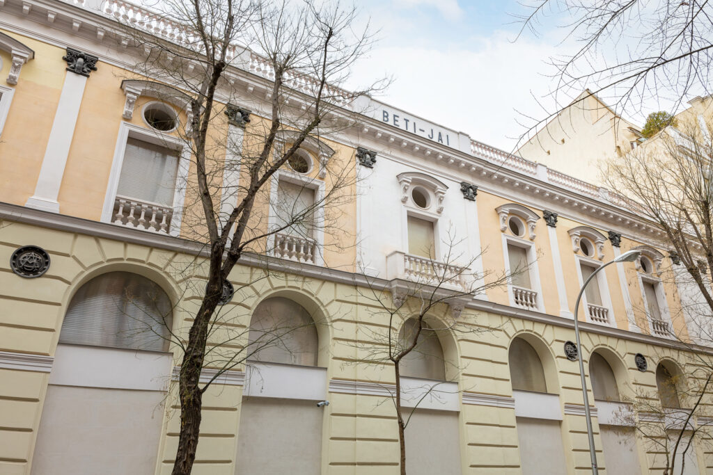 Fachada principal de estilo historicista con inspiración en la Ópera Garnier de Paris. Fotografía de la fachada principal de estilo historicista con inspiración en la Ópera Garnier de Paris.