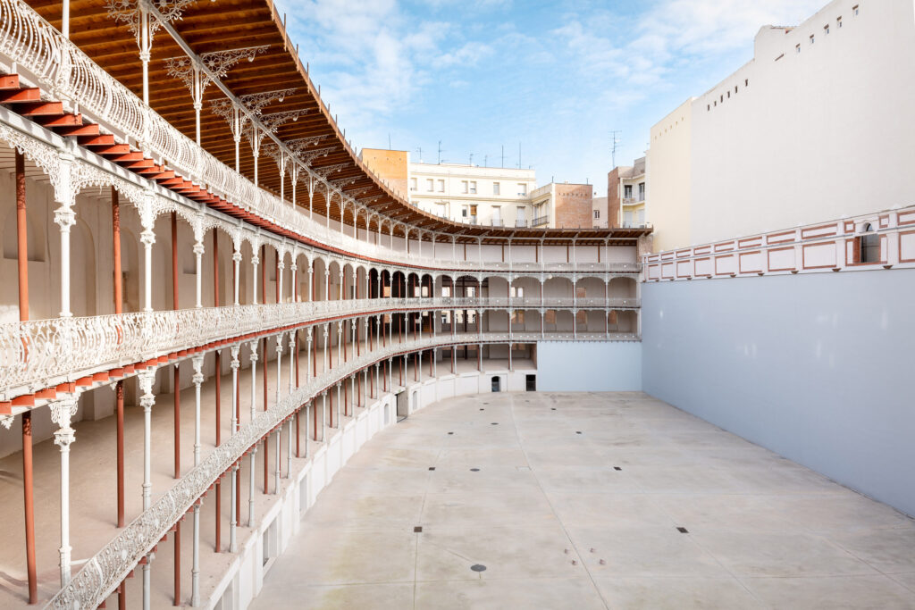Vista posterior de la cancha con el encuentro de la pared izquierda, el rebote y las gradas. Fotografía de la posterior de la cancha con el encuentro de la pared izquierda, el rebote y las gradas.