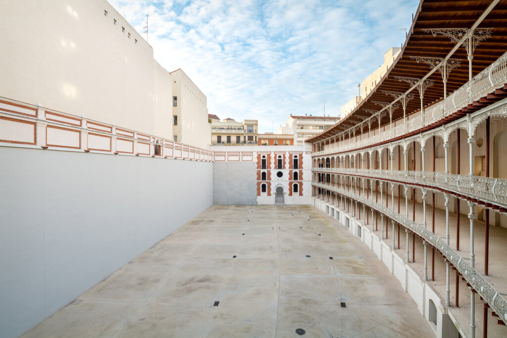 Vista principal de la cancha con el encuentro de la pared izquierda, el frontis y la portada interior unida al graderío. Fotografía de la vista principal de la cancha con el encuentro de la pared izquierda, el frontis y la portada interior unida al graderío.