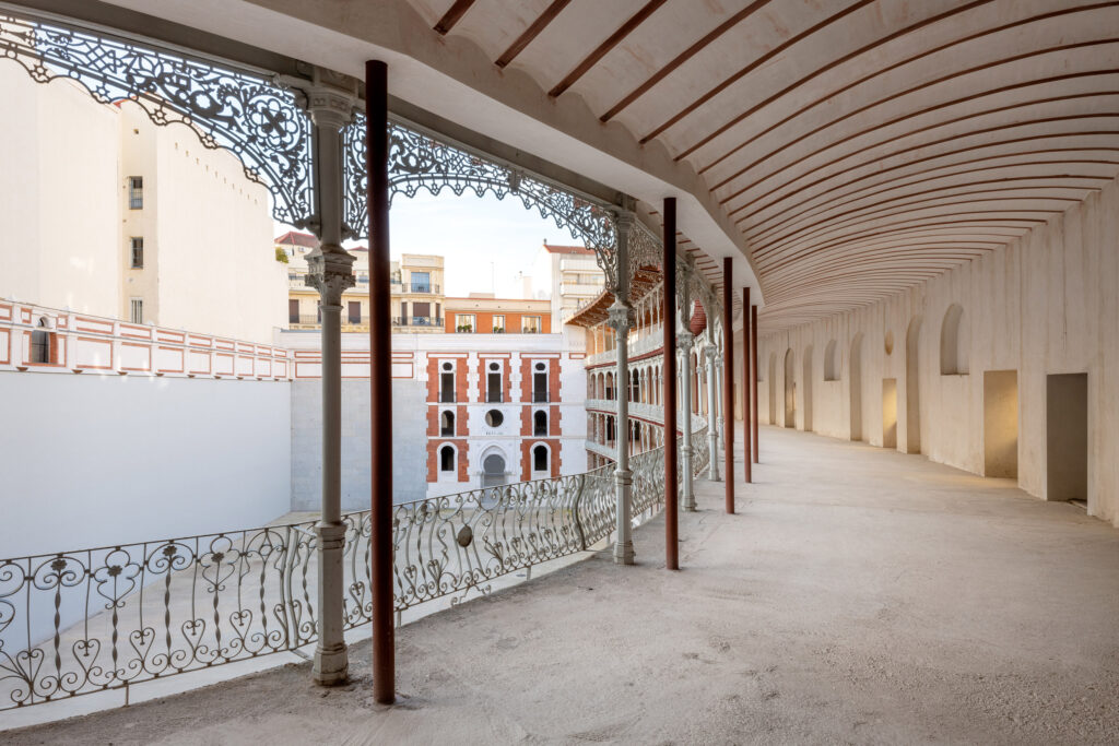 Vista de la fachada interior, el frontis y la pared izquierda desde la tercera grada. Fotografía de la vista de la fachada interior, el frontis y la pared izquierda desde la tercera grada.