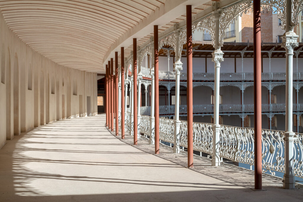 Interior de la grada de la tercera planta con estructura metálica y bovedillas tabicadas en la cubierta. Fotografía del interior de la grada de la tercera planta con estructura metálica y bovedillas tabicadas en la cubierta.
