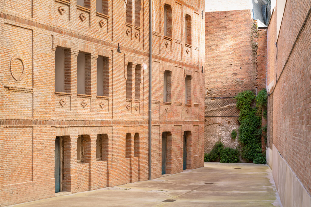 Fachada exterior del graderío, de estilo neomudéjar con muros de ladrillo visto. Fotografía de la fachada exterior del graderío, de estilo neomudéjar con muros de ladrillo visto.