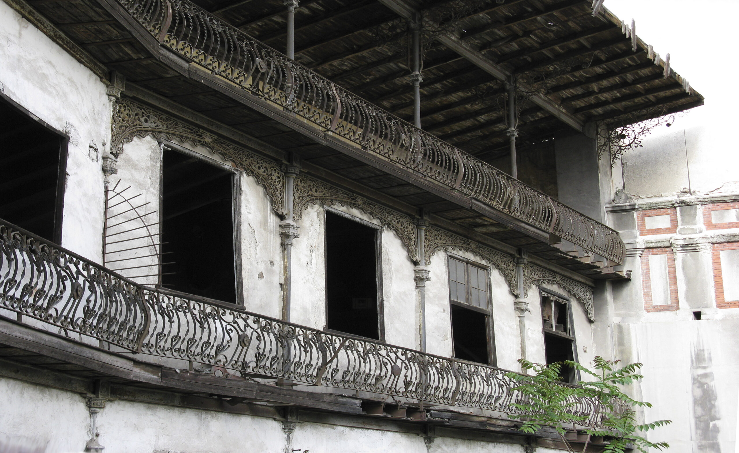Fotografía de detalle de los balcones de las gradas antes de la restauración.